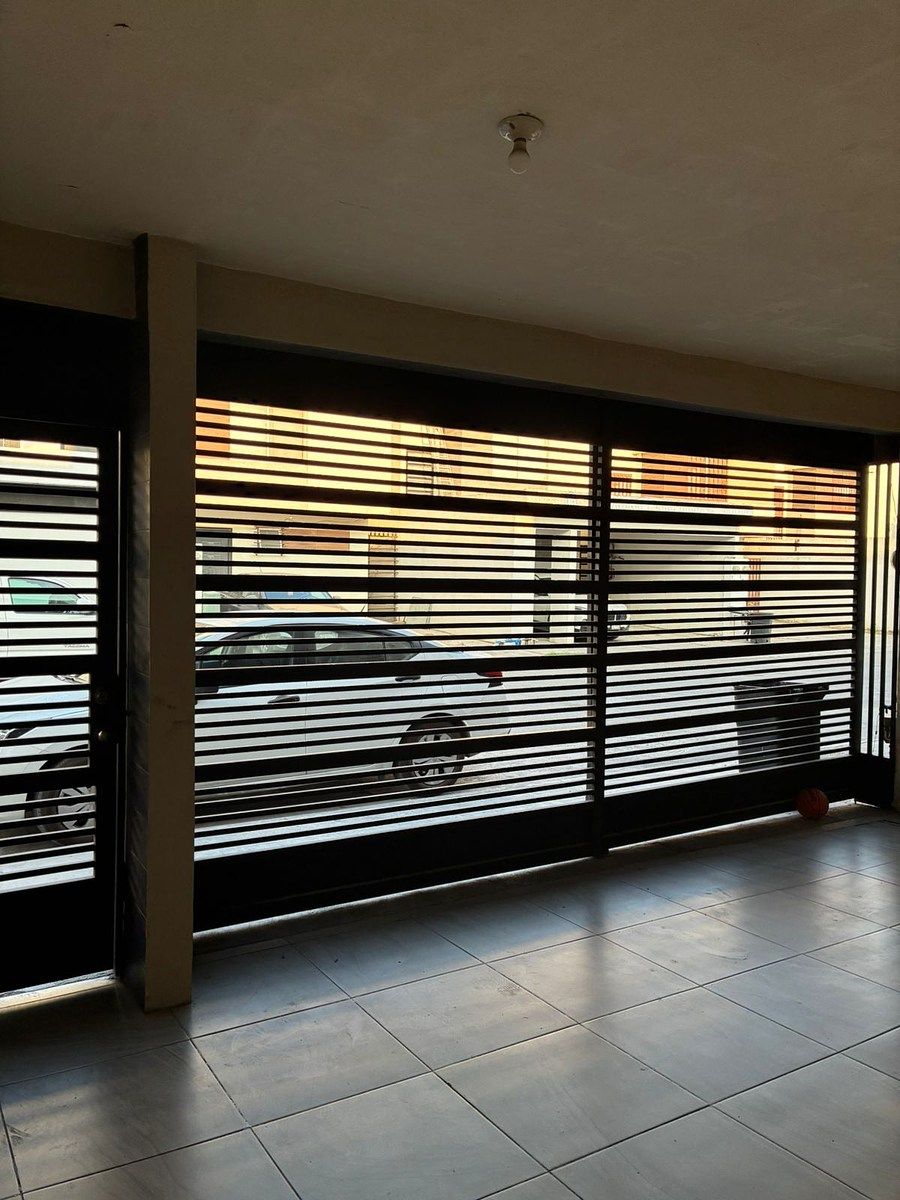 4 de 13: Cochera con Portón