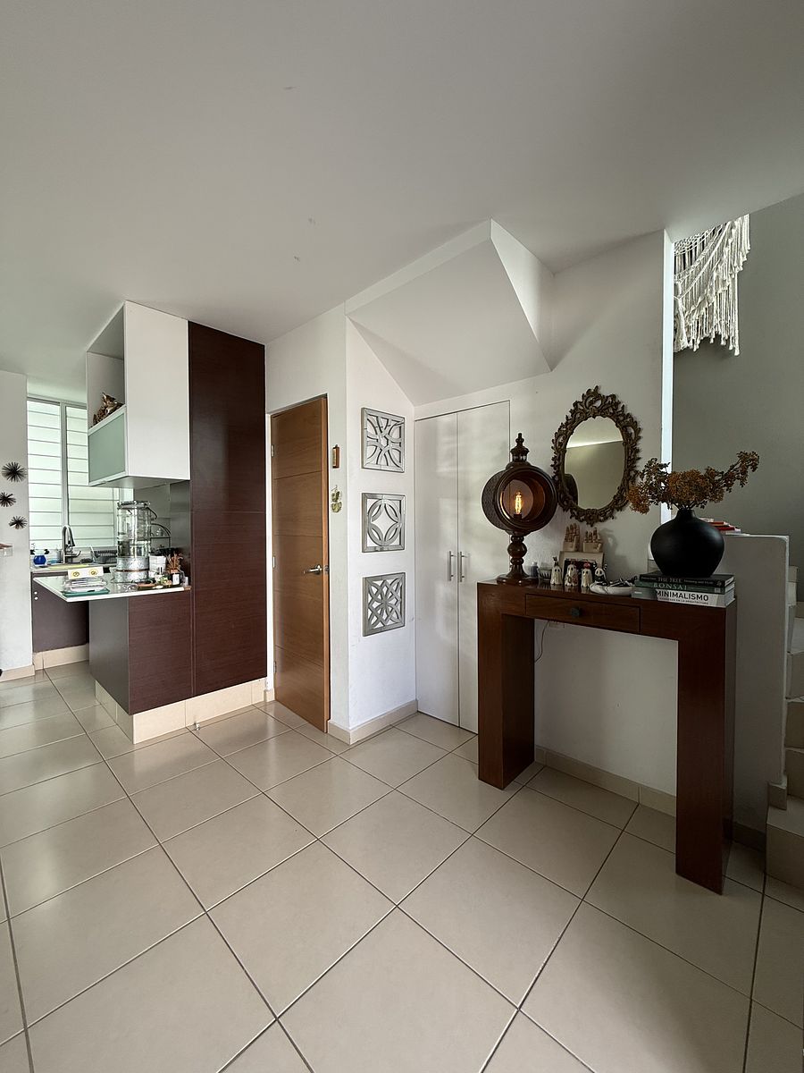 6 of 31: Bodega y Medio Baño