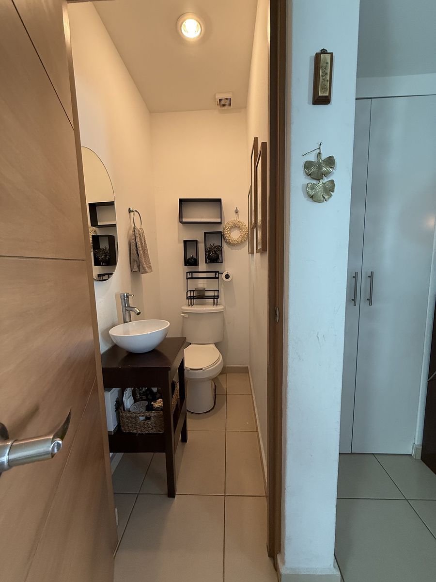 8 of 31: Medio Baño