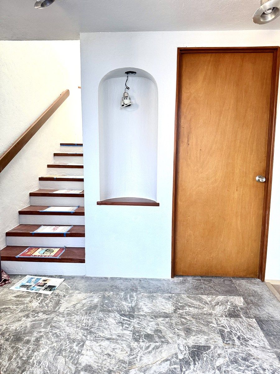 3 of 29: RECIBIDOR Y PUERTA MEDIO BAÑO