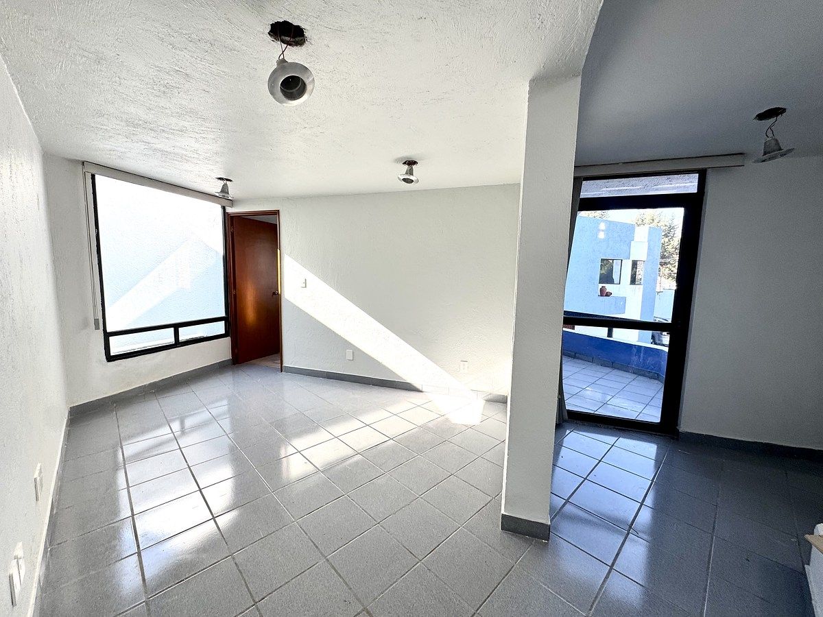 12 of 29: SALA DE TV Y SALIDA A BALCÓN