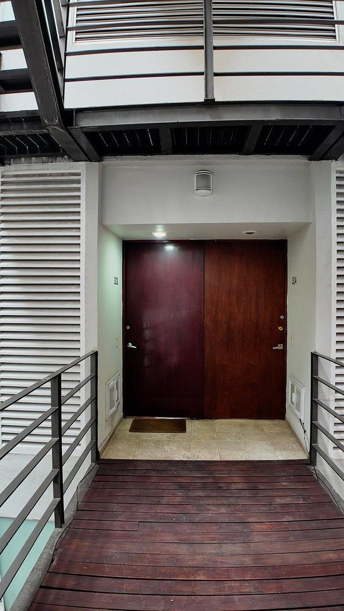 2 of 18: Puerta de entrada al departamento