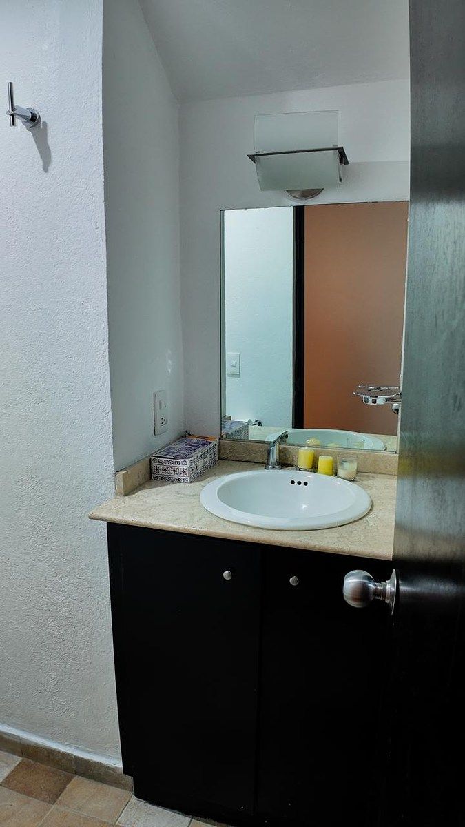 6 of 18: Medio baño, vista 1