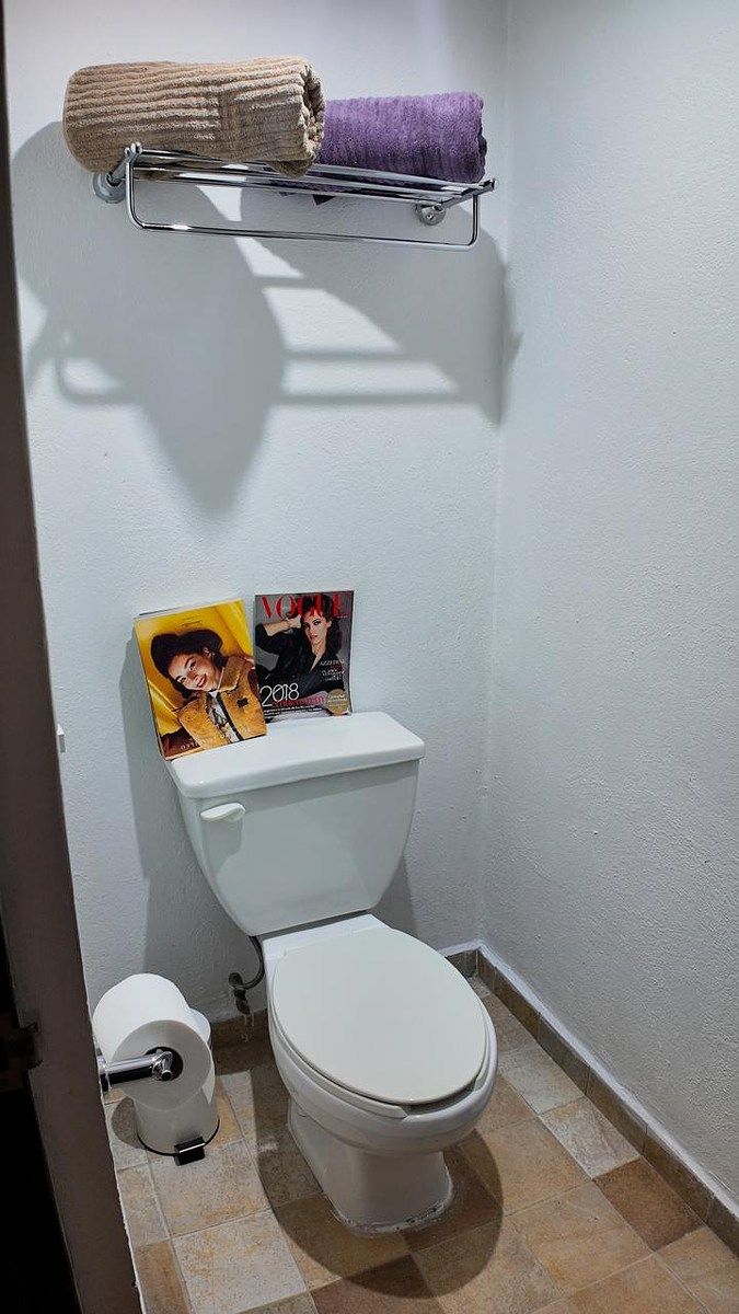 7 of 18: Medio baño, vista 2