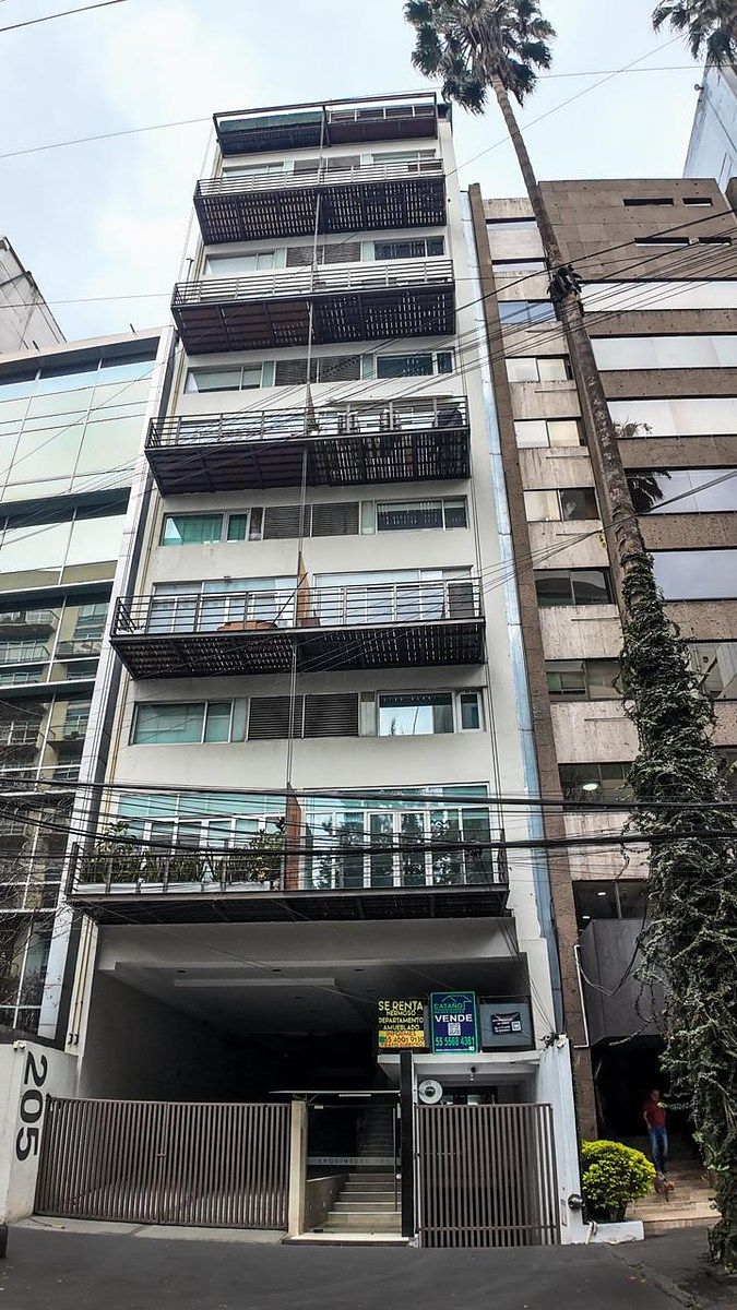 1 of 18: Fachada del edificio