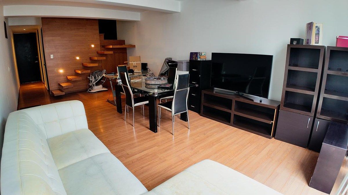 10 of 18: Vista desde el balcón hacia estancia, comedor y escalera