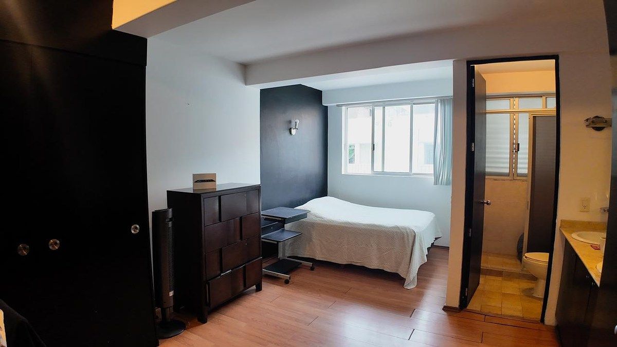 13 of 18: Recámara principal con baño y dos closets.