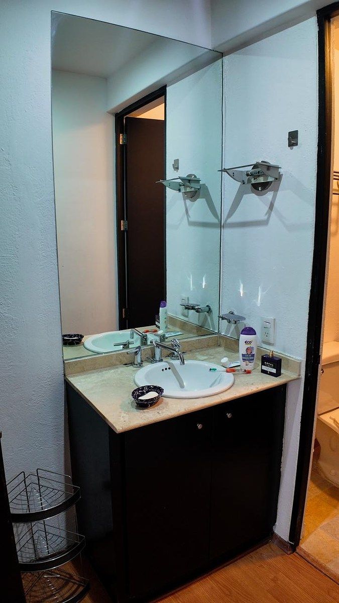 16 of 18: Baño de la recámara secundaria.