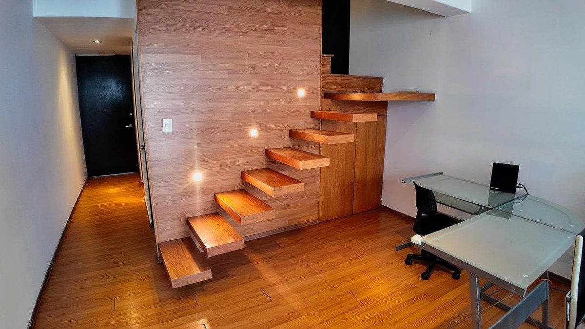 11 of 18: Escalera de acceso a las recámaras