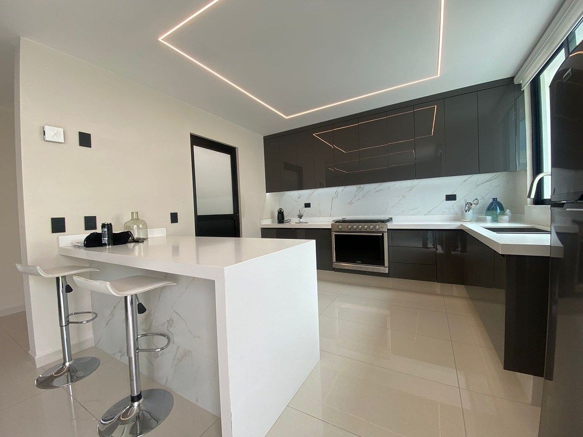 6 de 19: cocina con barra desayunador