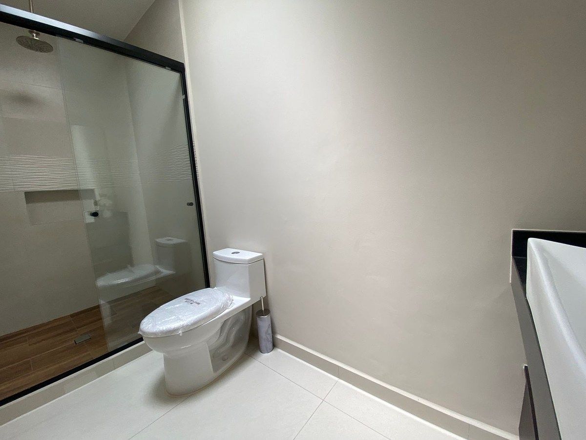 16 de 19: Baño completo para habitaciones secundarias