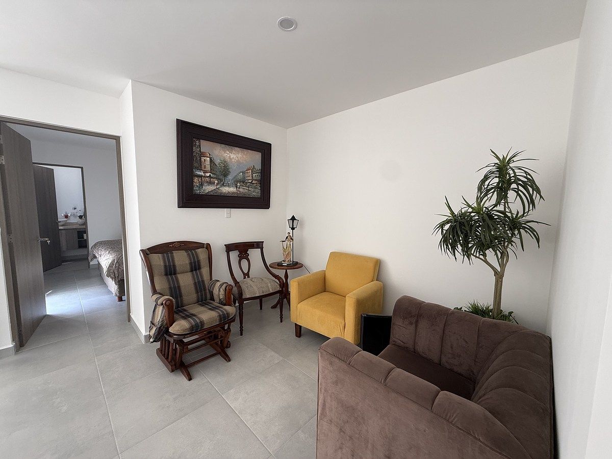 15 of 25: Sala de TV