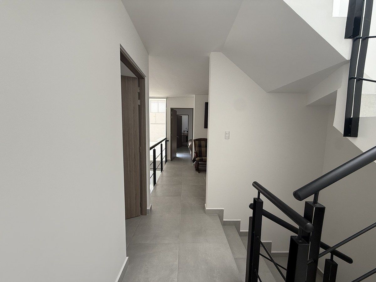 14 of 25: Pasillo Primera Planta