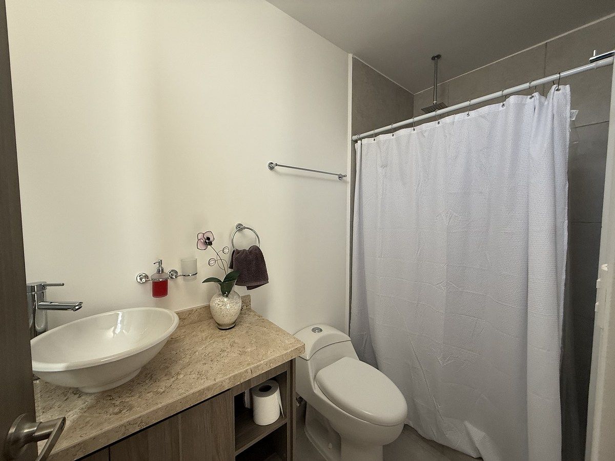 21 of 25: Baño completo