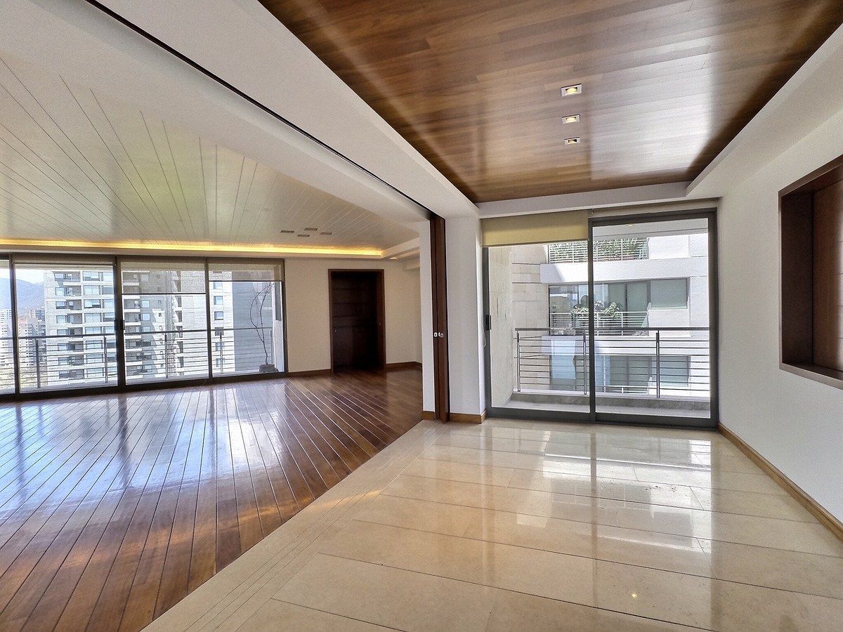 1 de 25: Sala con acceso a la terraza y vista abierta