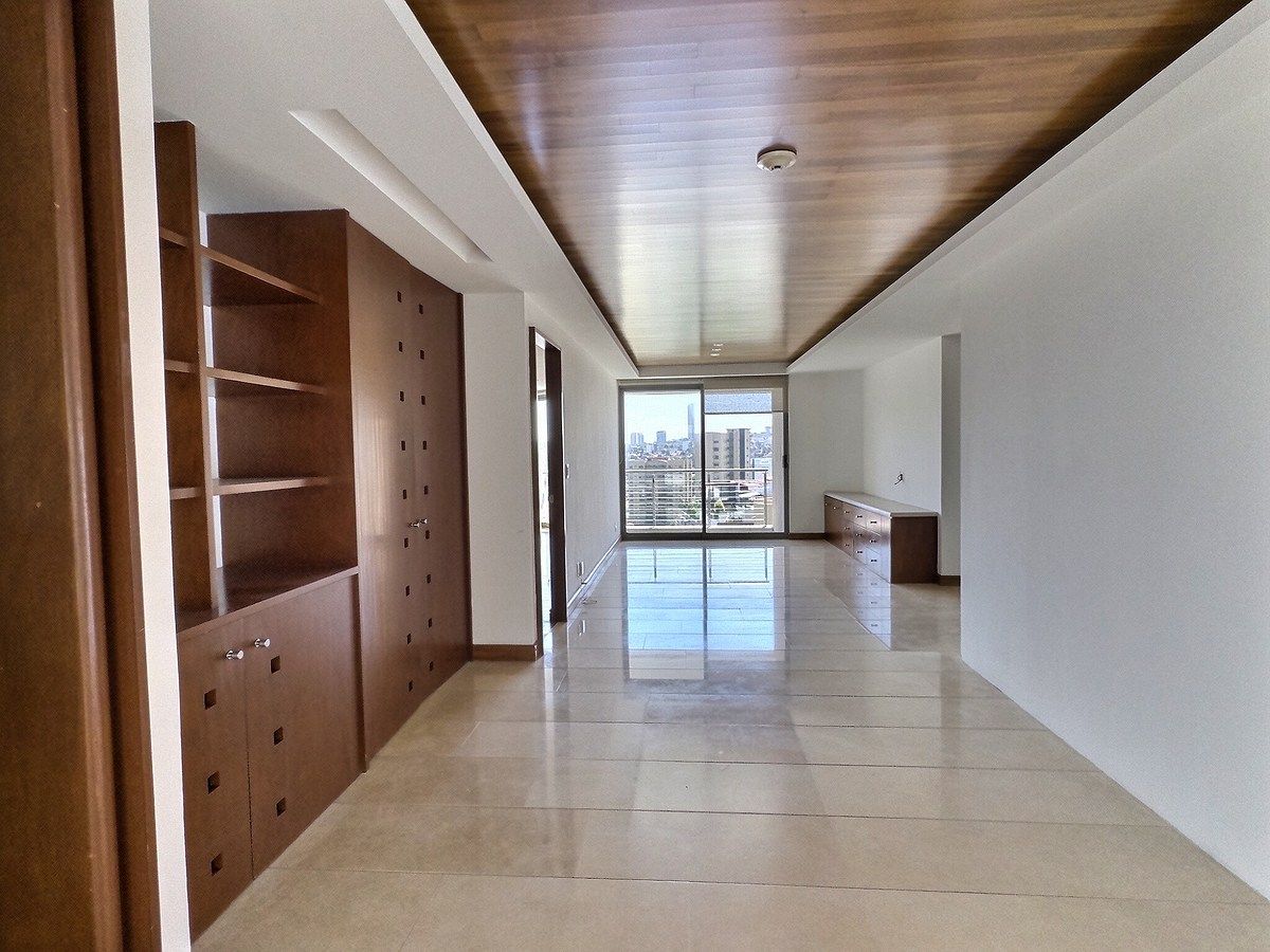 3 de 25: Pasillo con mueble empotrado