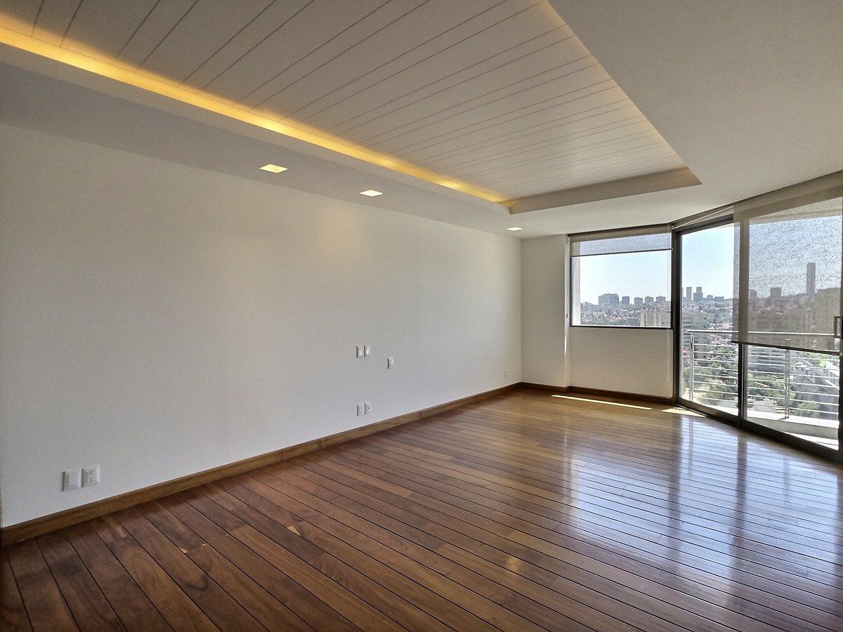 5 de 25: Estancia con ventanales de piso a techo, salida a la terraza