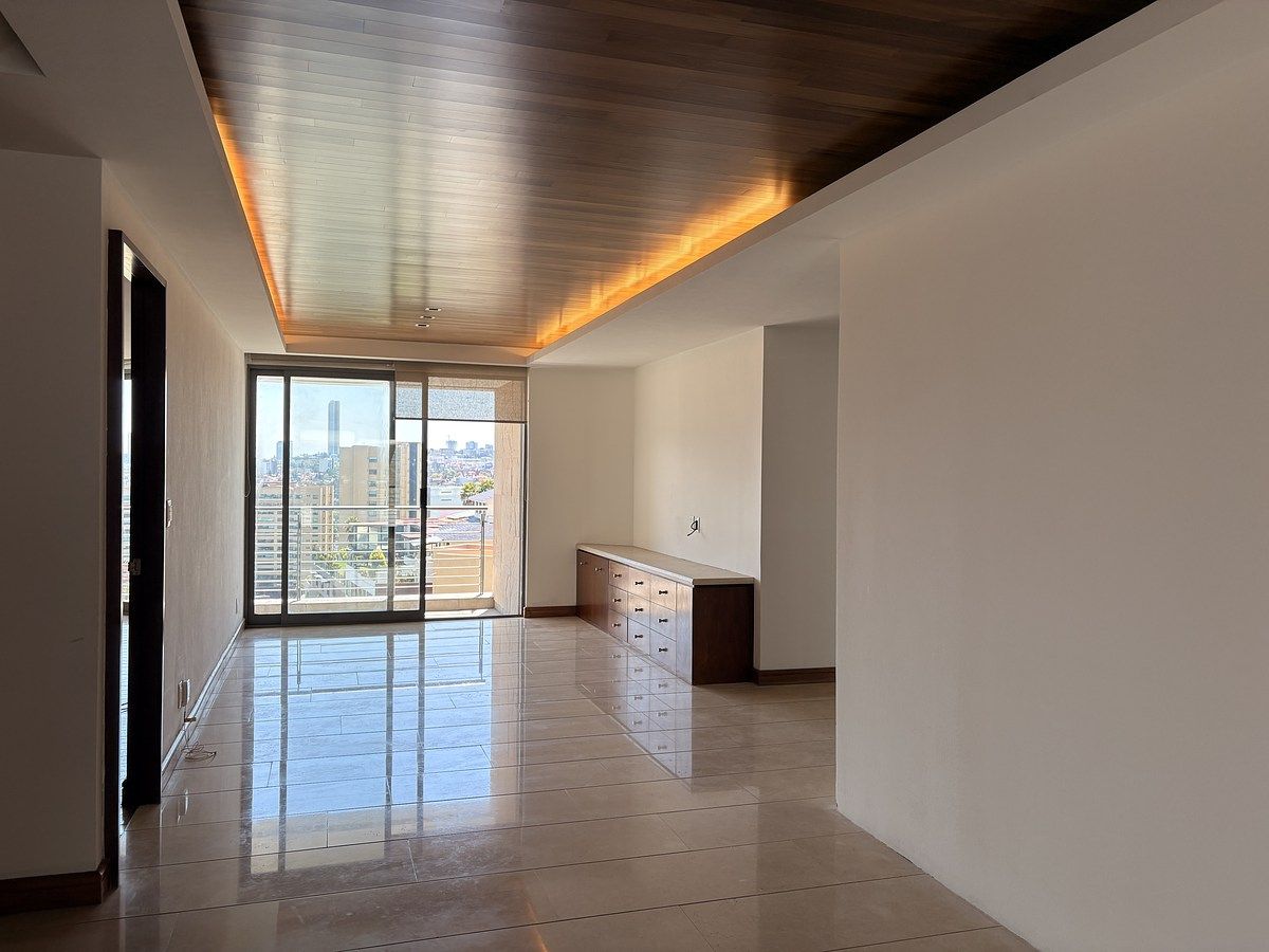 12 de 25: Amplia estancia con piso brillante