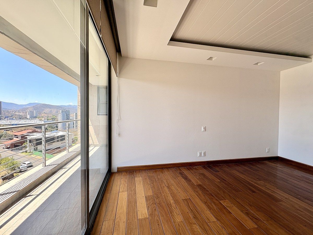 14 de 25: Recámara con piso de madera con salida a la terraza