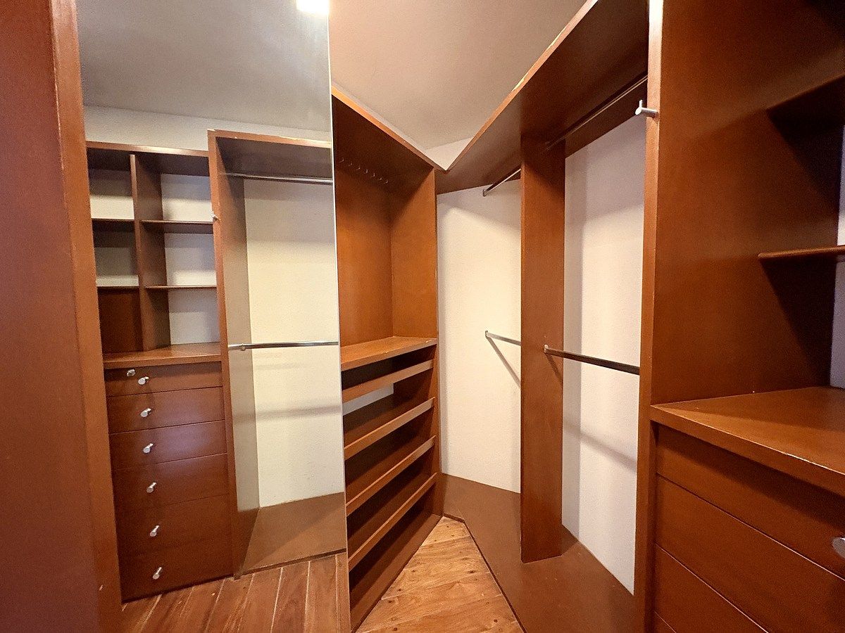 20 de 25: Amplio vestidor con variedad de cajones para almacenar