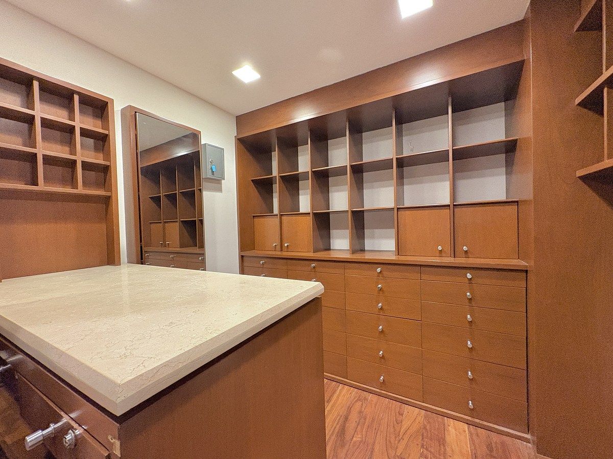 21 de 25: Amplio y moderno walk-in closet de la recámara principal