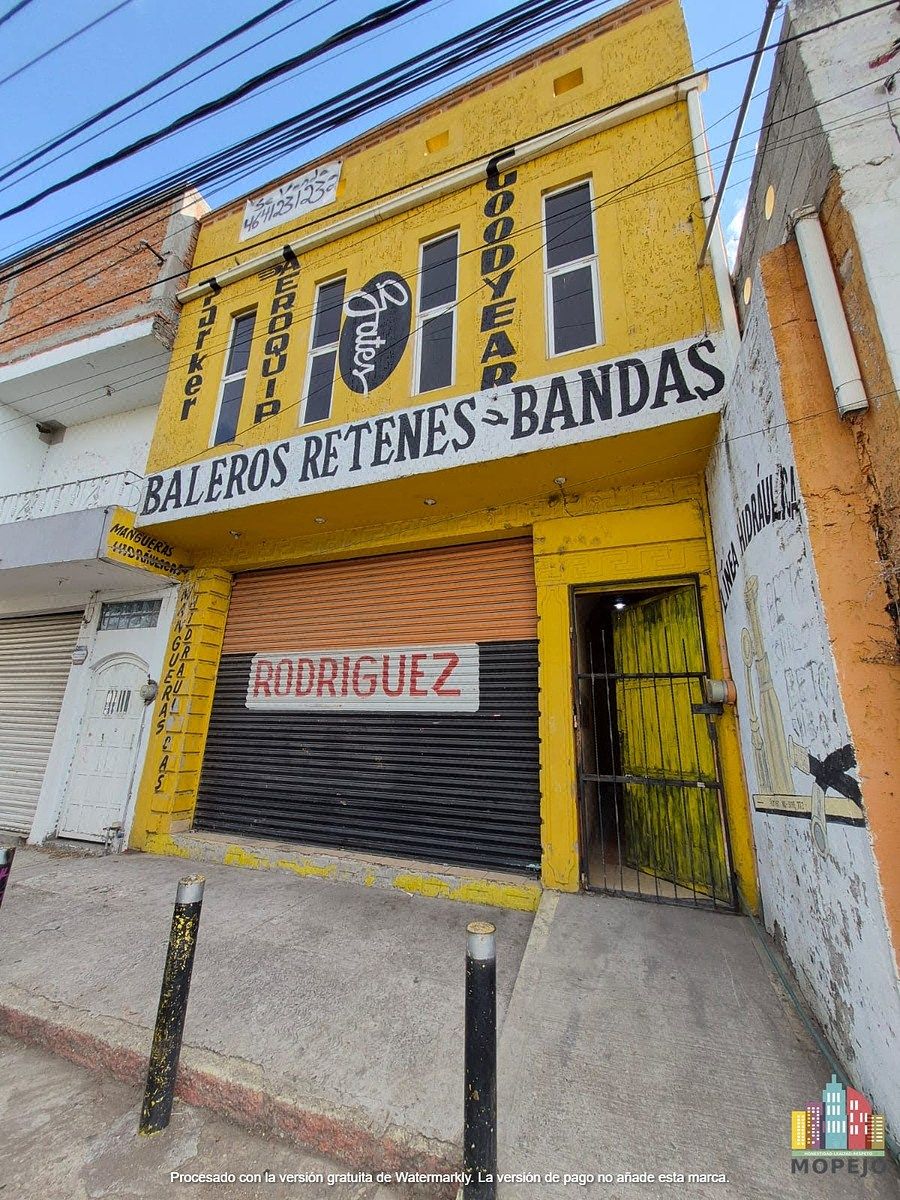 Se Remata Finca de 3 Pisos con Local Comercial