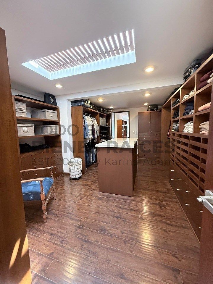 21 de 33: Vestidor recamara principal