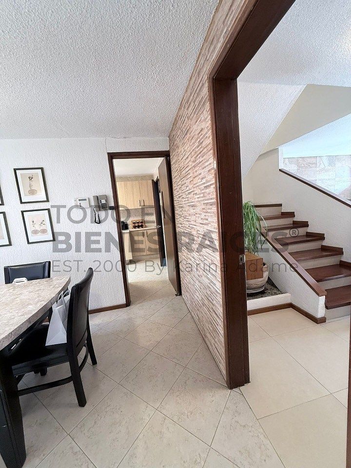 13 de 33: Antecomedor y acceso a cocina