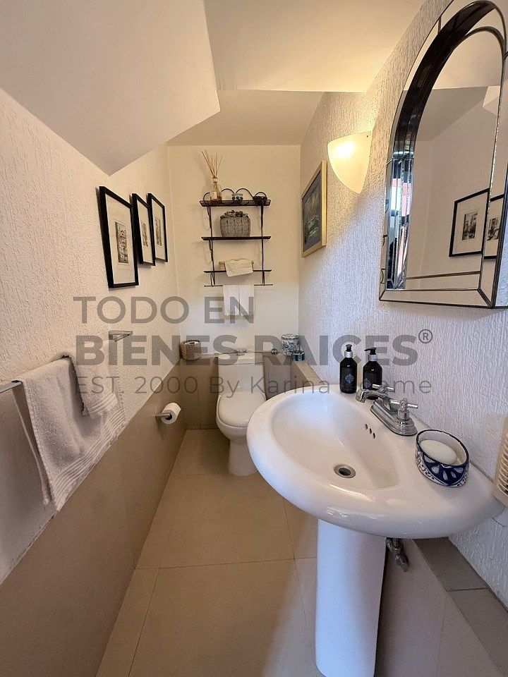 5 de 33: Medio baño de visitas (a lado del hall)