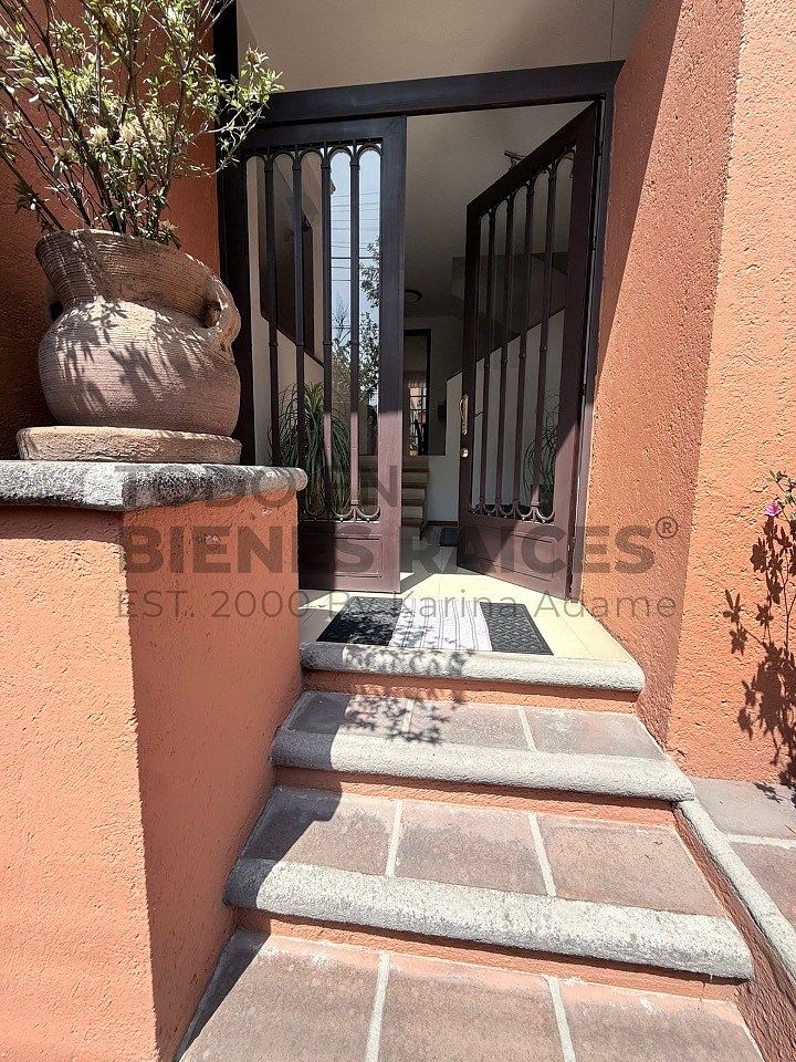 2 de 33: Entrada a la casa