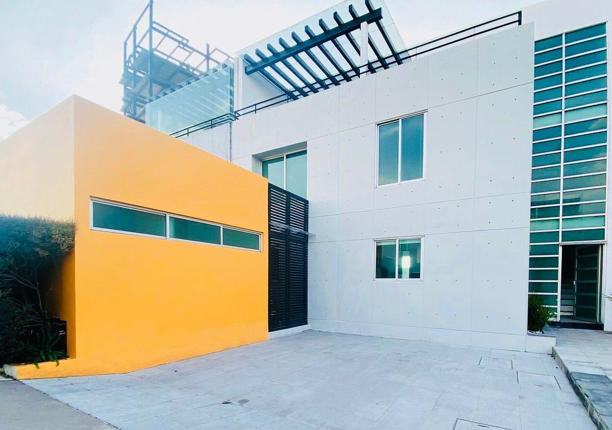 1 de 34: Fachada principal