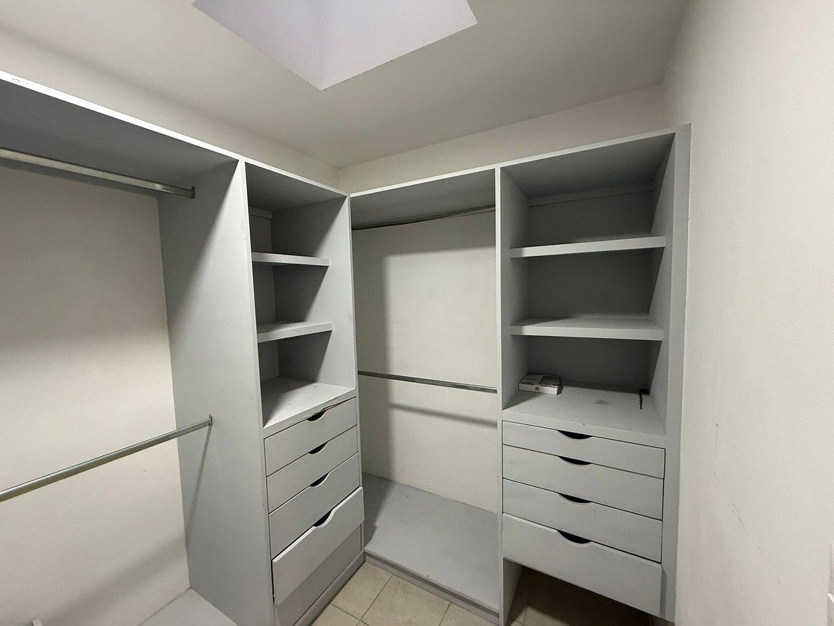 23 de 34: Vestidor recámara principal