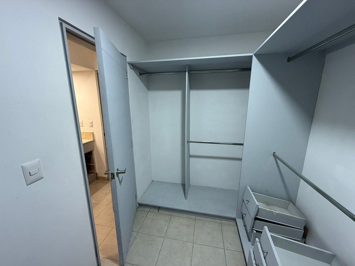 24 de 34: Vestidor recámara principal