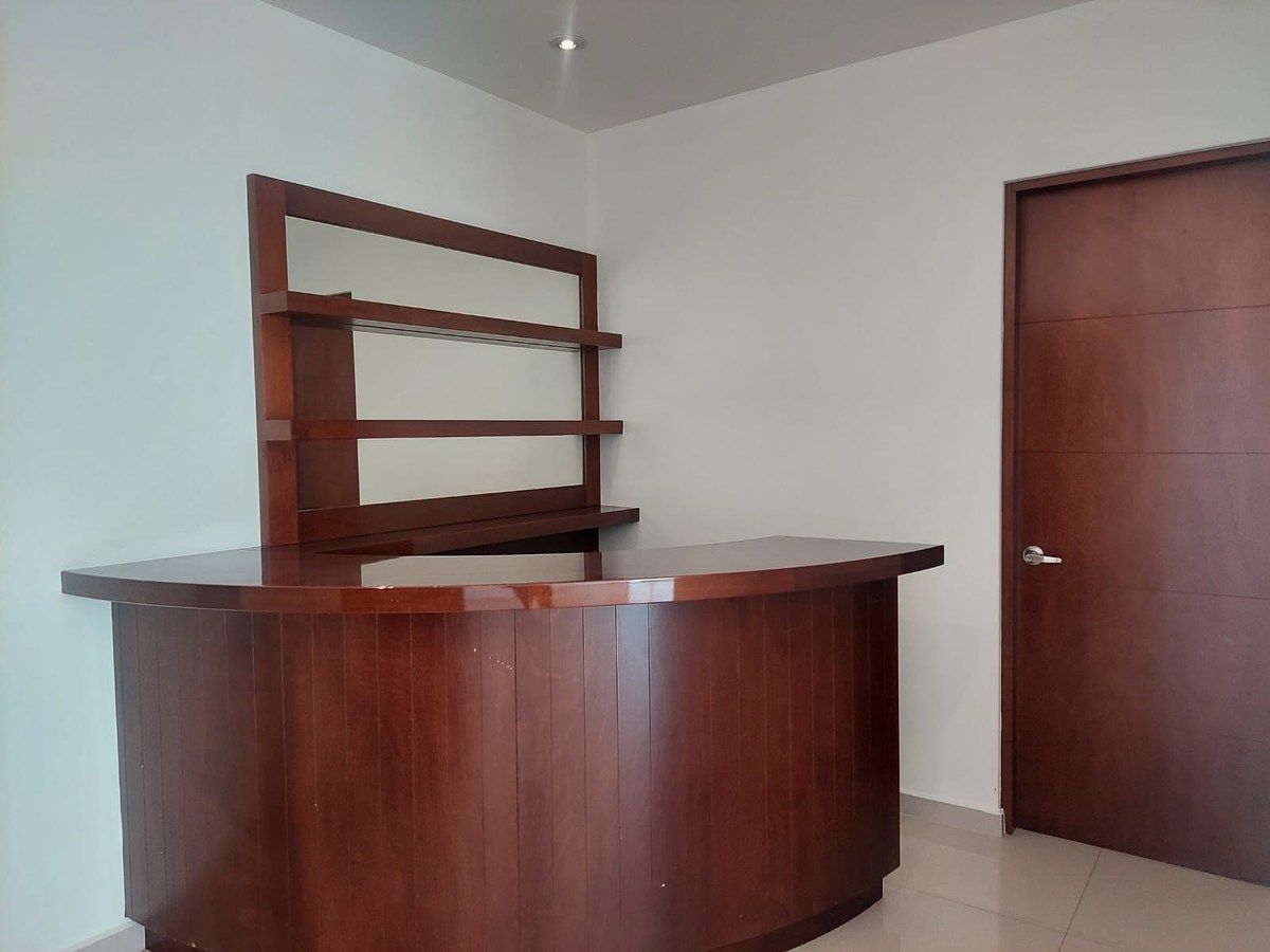 3 de 27: Area de bar/estudio a la entrada de la casa