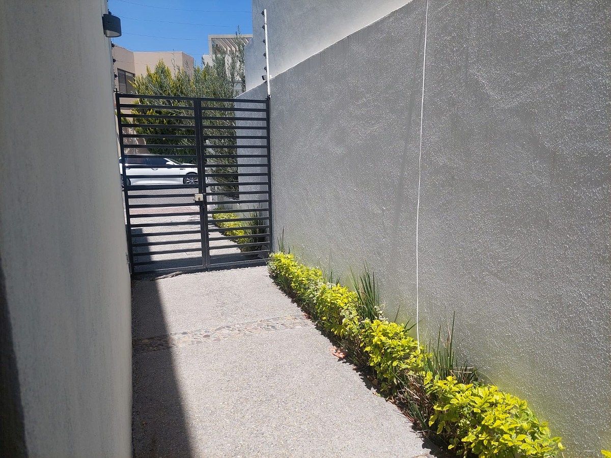 7 de 27: Acceso lateral hacia jardín y cocina