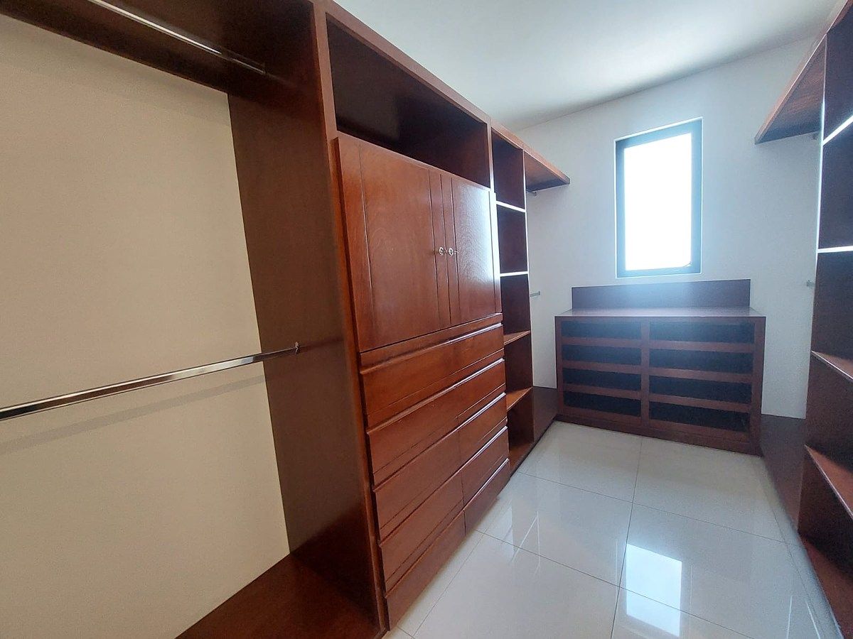 13 de 27: Amplio vestidor de madera