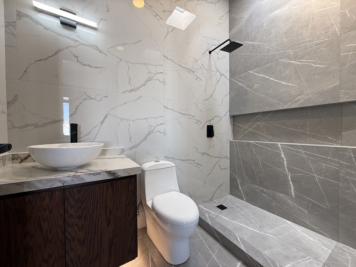 15 of 22: Baño recamara secundaria 2