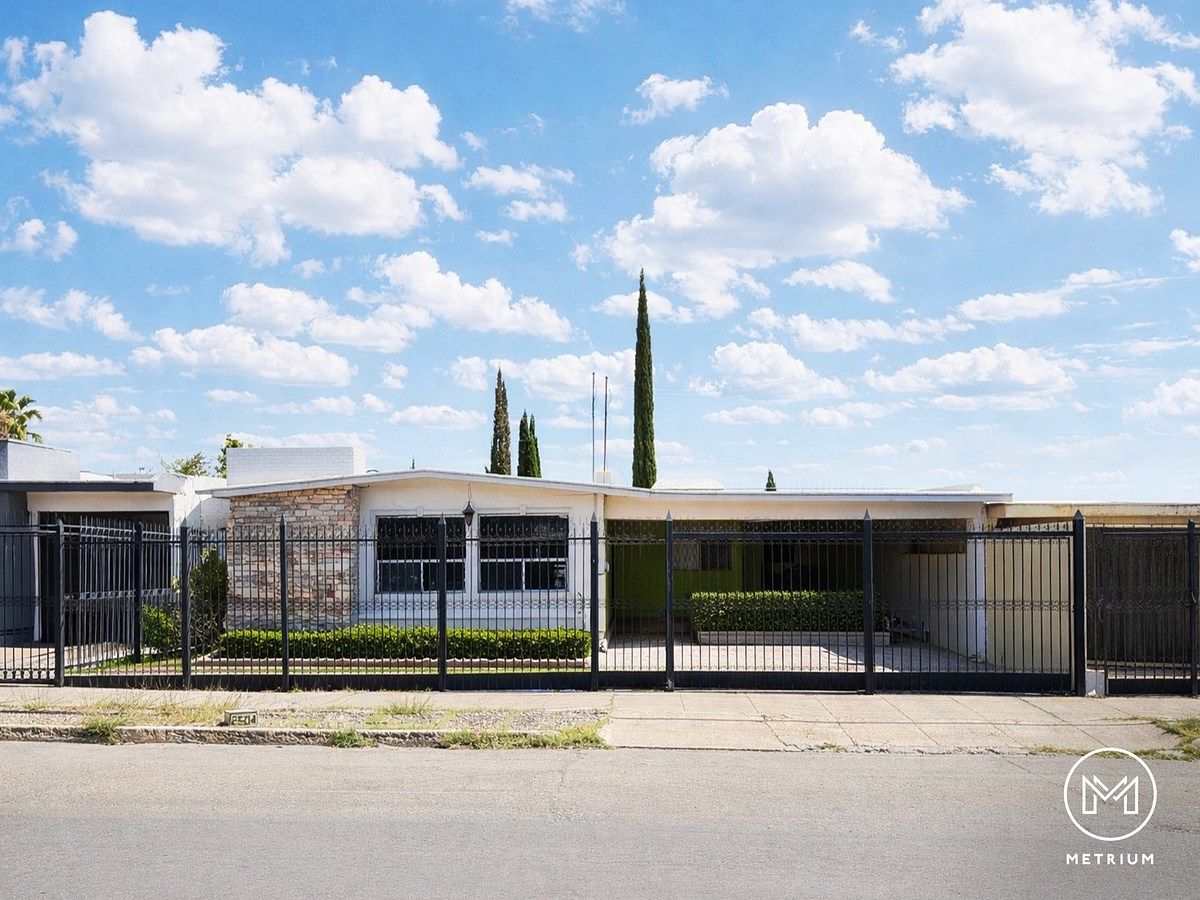 1 of 25: Fachada principal