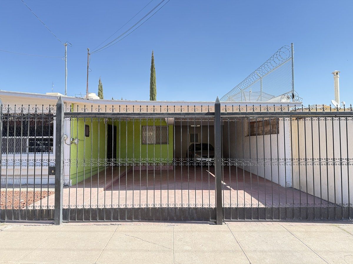 2 of 25: Estacionamiento techado