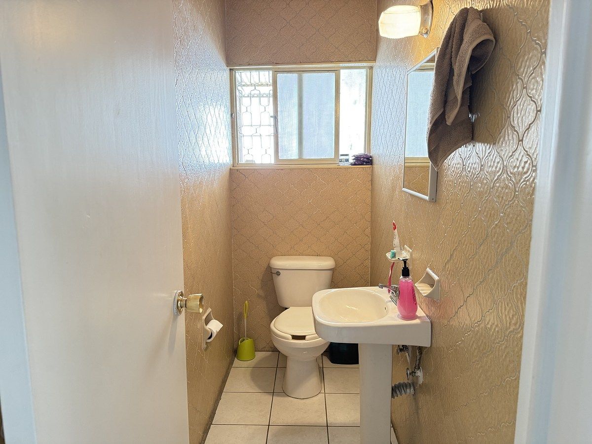 9 of 25: Baño de visitas