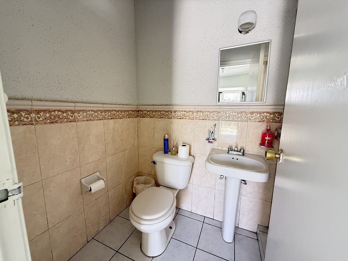 12 of 25: Baño de oficina