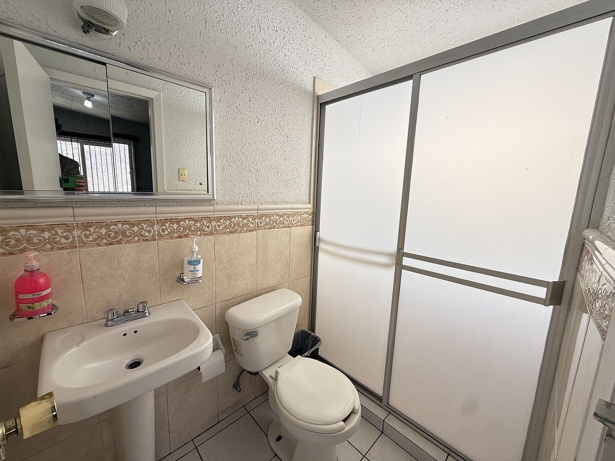 15 of 25: Baño completo