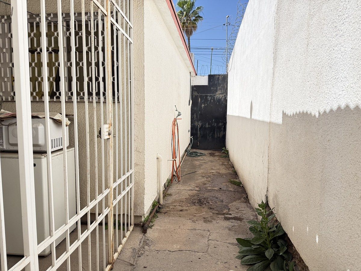 18 of 25: Pasillo lateral