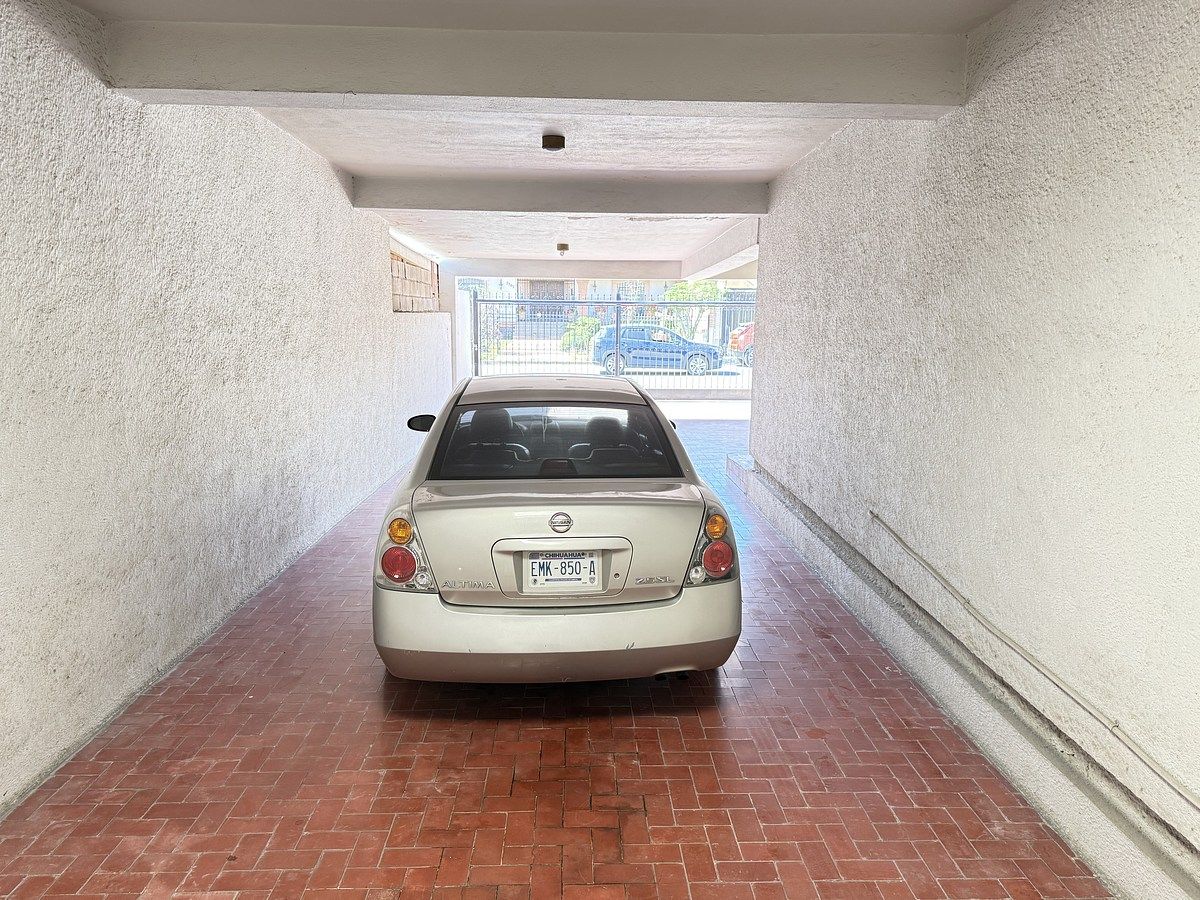 22 of 25: Estacionamiento