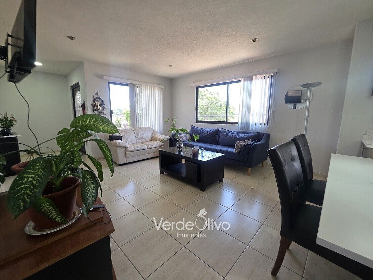 VENTA Casa en Villas del Mesón, Juriquilla. Dos construcciones independientes