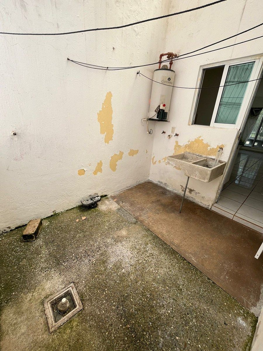 13 of 19: Patio de Servicio