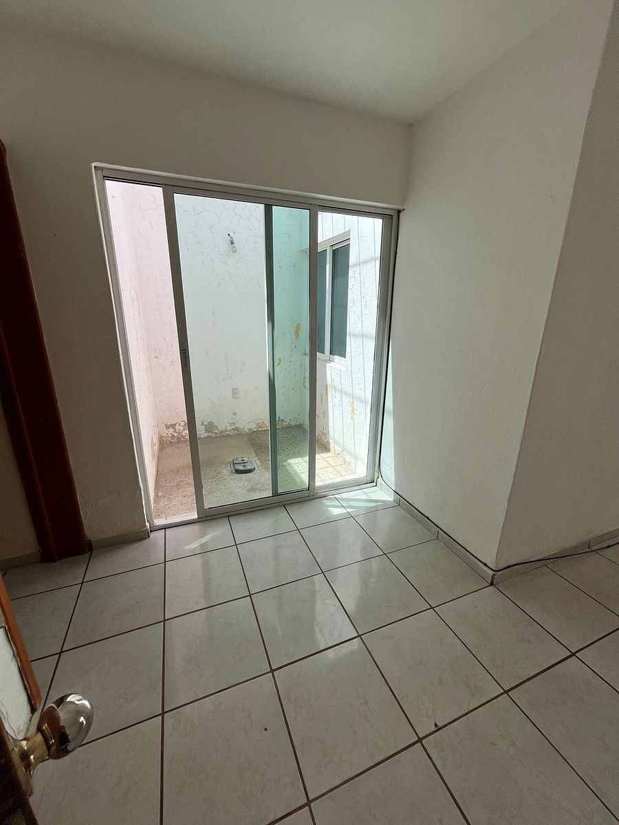 7 of 19: Patio central