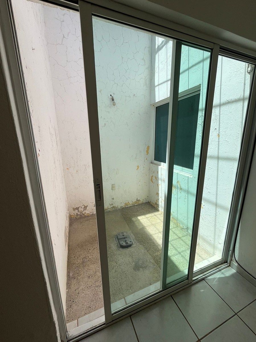 8 of 19: Patio cental