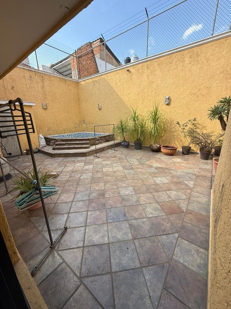 18 of 19: patio trasero con area de hidromasaje