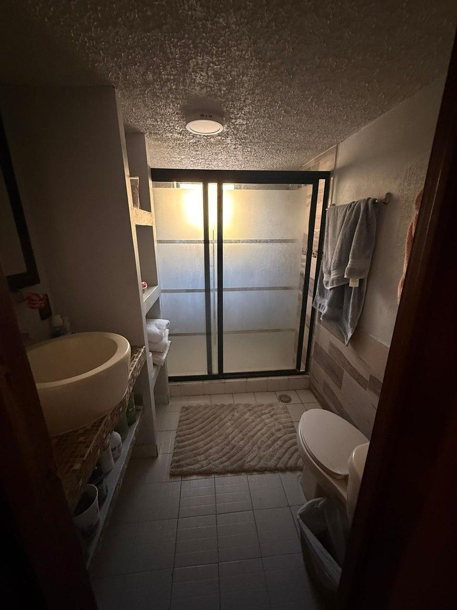 17 of 19: baño compartido